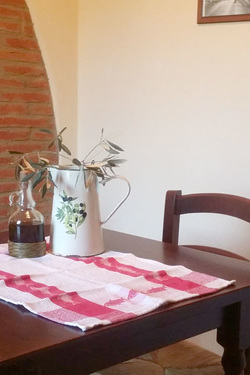 Agriturismo Lupo Vecchio - Fontelunga - tavolo da pranzo