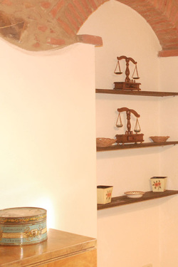 Agriturismo Lupo Vecchio - Serratone - detail of shelves