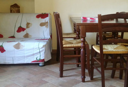 Agriturismo Lupo Vecchio - Poggio Gobbo - sofa and dining table