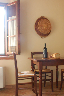 Agriturismo Lupo Vecchio - Vaccareccia - tavolo e finestra