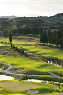 Golf fra oliveti e cipressi del Pelagone Golf Club