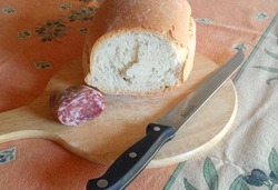 Brot und Salami aus der Toskana
